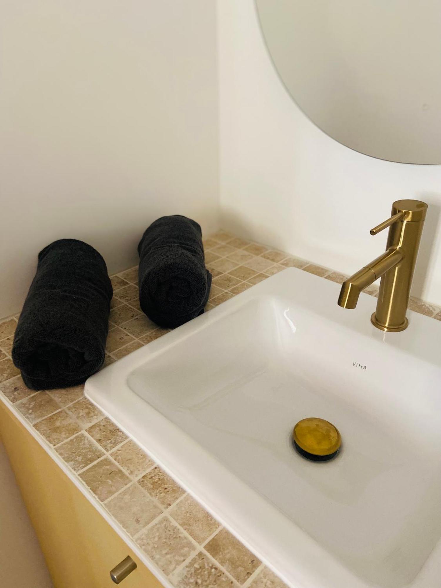 Les Appartements Du Vieux Poussan ภายนอก รูปภาพ