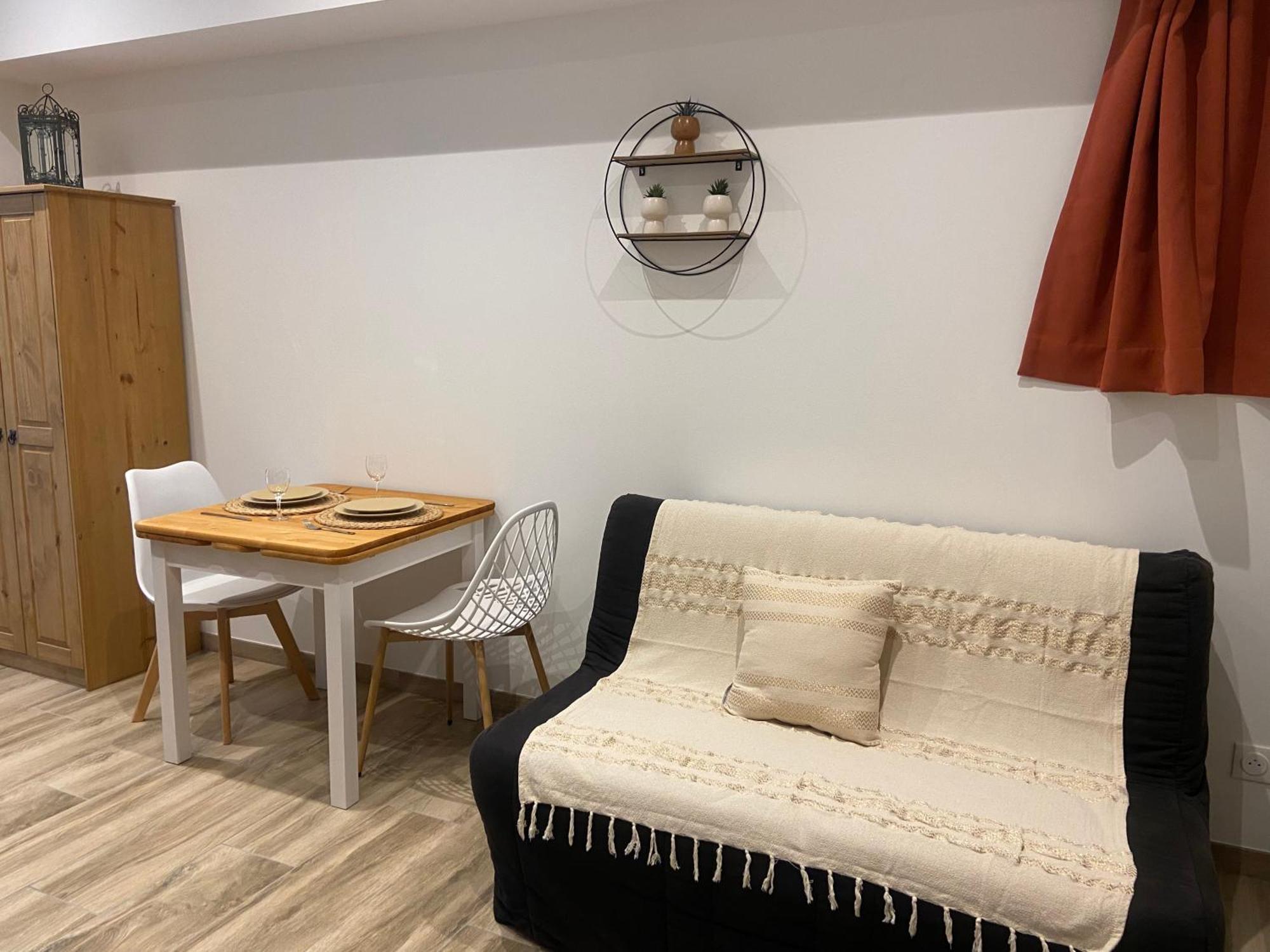 Les Appartements Du Vieux Poussan ภายนอก รูปภาพ