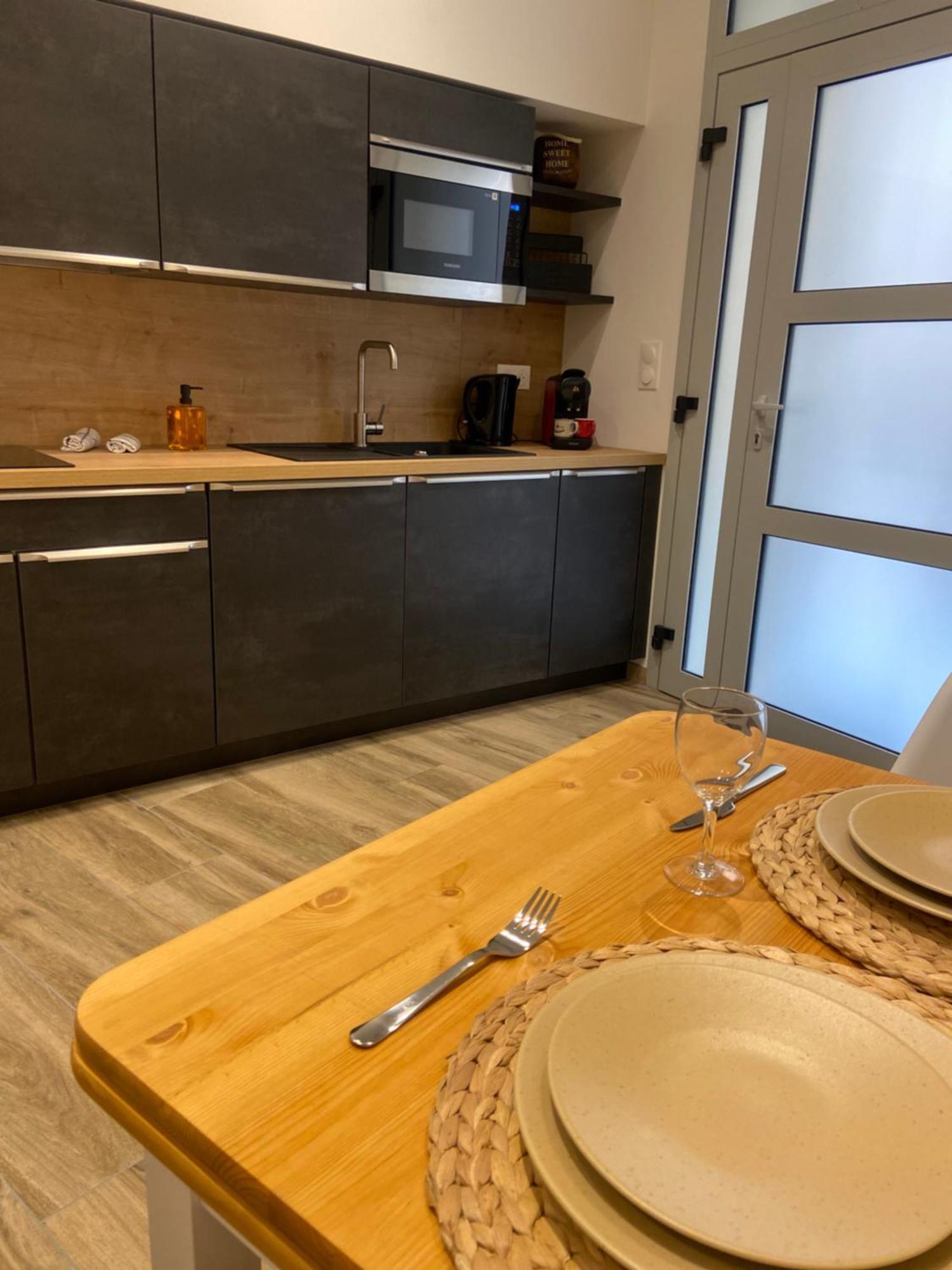 Les Appartements Du Vieux Poussan ภายนอก รูปภาพ